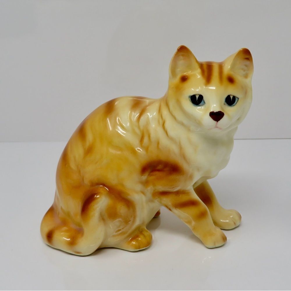 Stunning vintage cat porcelain